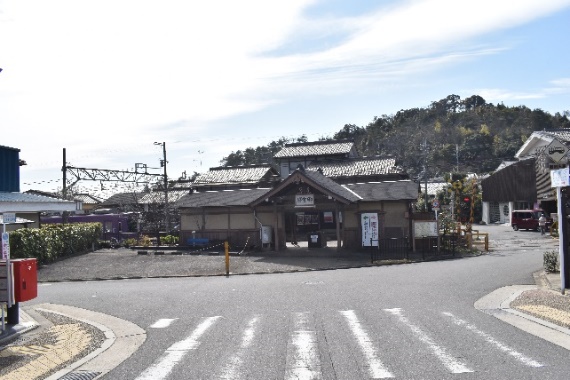 御室仁和寺駅（後方は双ヶ岡）