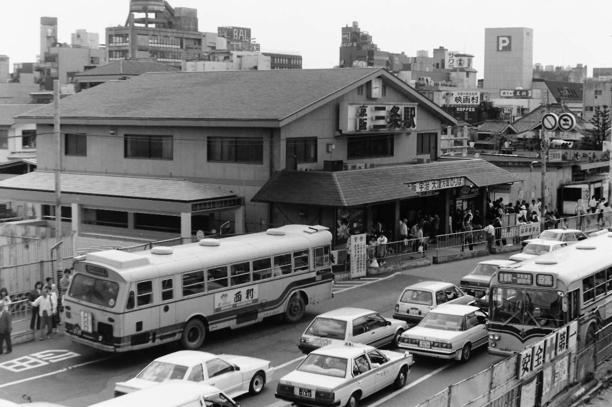 地下化工事で新たに建てられた仮駅舎