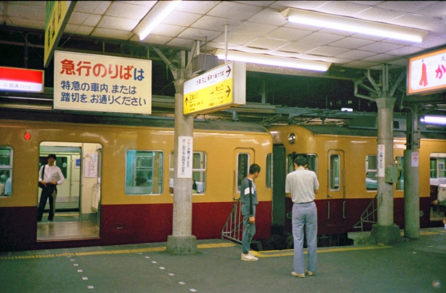 ３番線へは特急の車内を通り抜けられた。右はホーム間の踏切