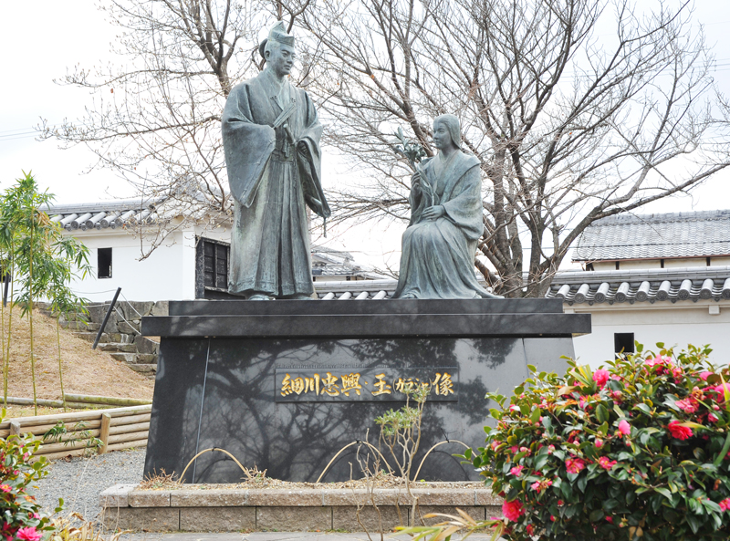 細川忠興 玉(ガラシャ)像 / 長岡京市 勝龍寺城公園内