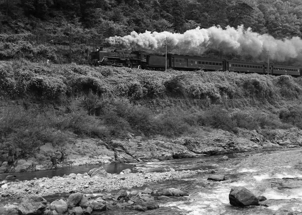 昭和４５年１１月　嵯峨～保津峡間の旧線を行く下りのＳＬ列車