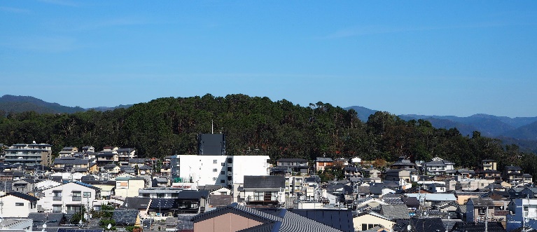 船岡山遠望　乾隆小学校屋上より