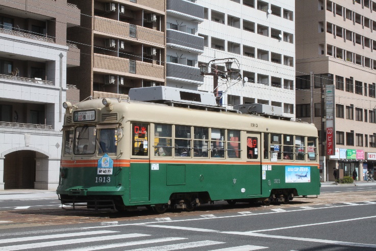 広島（下）ではクーラーが載せられた１９００形。また京都ではドアは全面的にクリーム色だったが、広島ではドアの下半分は深緑に塗られている。