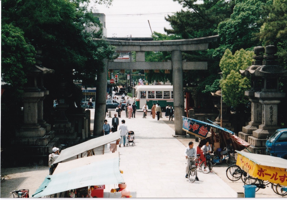 住吉大社の中から見ると、まるで北野神社の中から今出川線を見ているようだった。