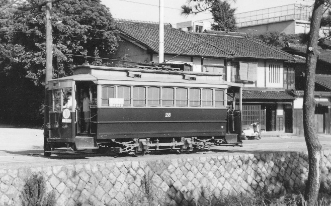 堀川押小路付近を北に向かう北野線の電車。