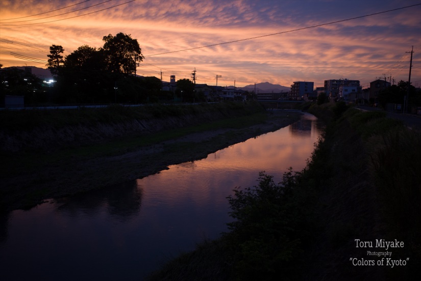 現代の小畑川。画面奥は愛宕山