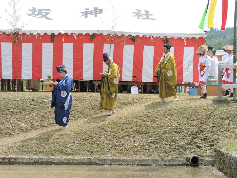 神撰田への入場