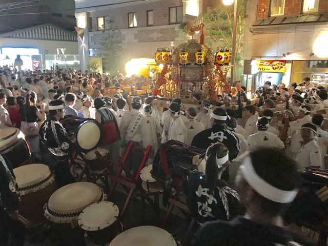 府立文化博物館前（中御座神輿）