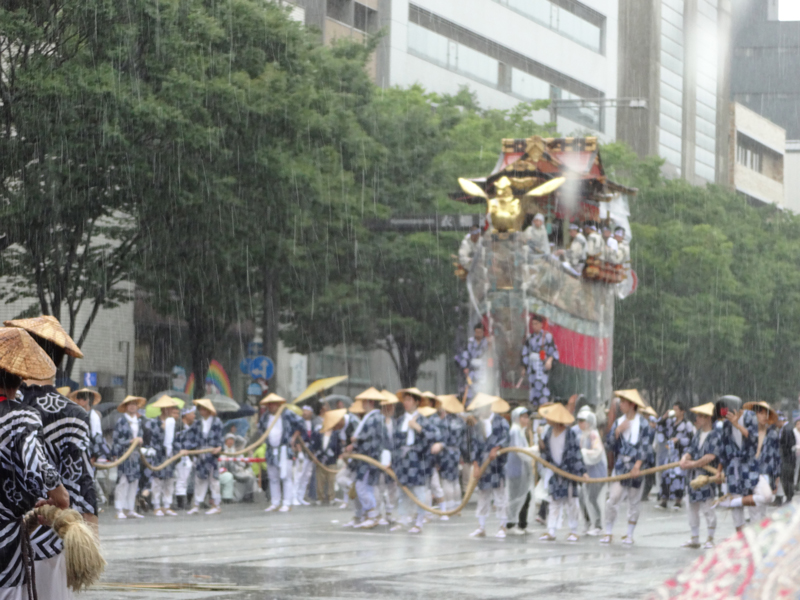 ▲豪雨にも負けず進む巡行。