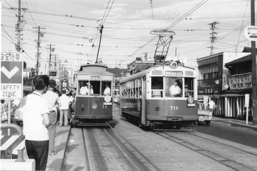 四条堀川付近の3線区間　四条線の電車は大きい