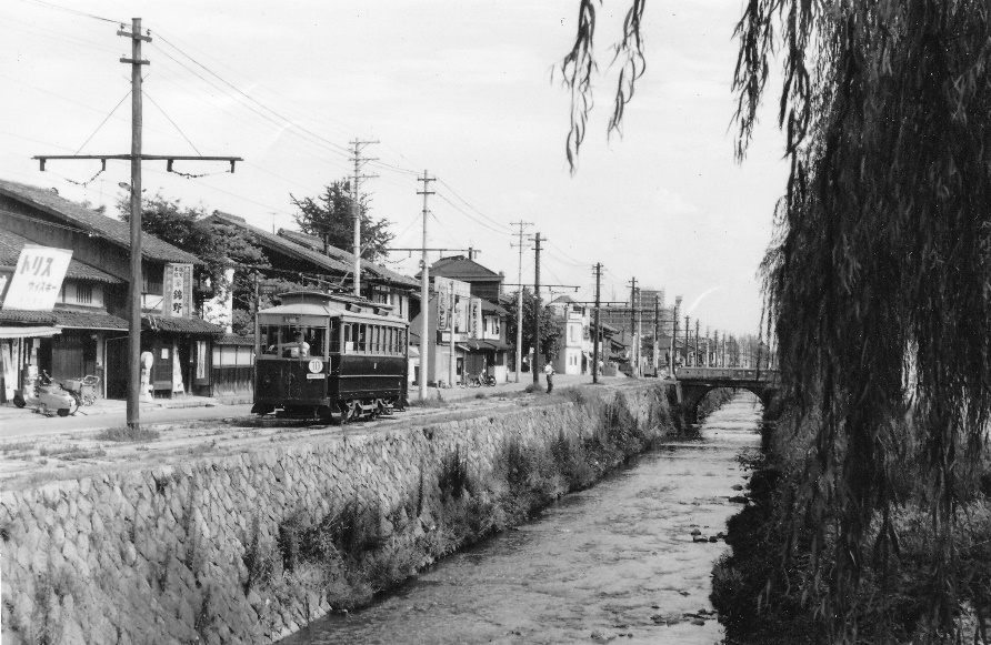 堀川下長者町付近を北に行く電車