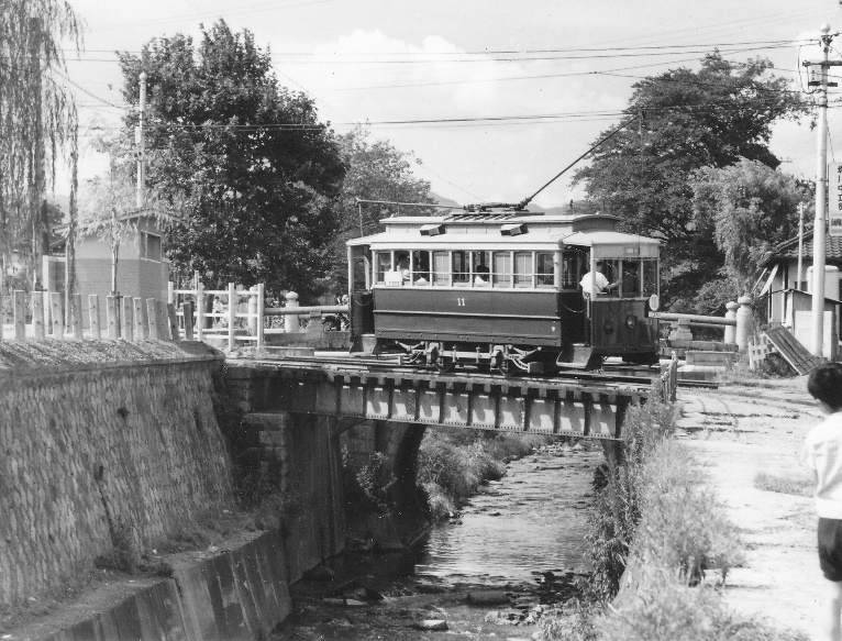 堀川中立売で堀川を渡る電車