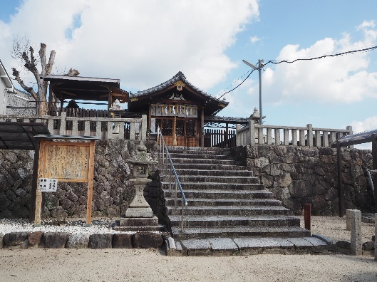 石垣に囲まれた櫟谷七野神社