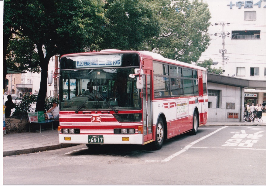 四条大宮南東の広場の一角で発車を待つ京阪バス（平成９年）