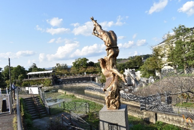 「巨大な輝き」の像から動物園を望む