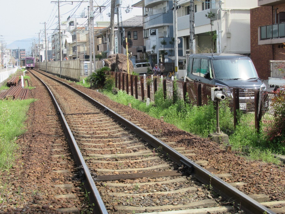 馬代通の踏切付近に駅跡かもしれない空地が見られる