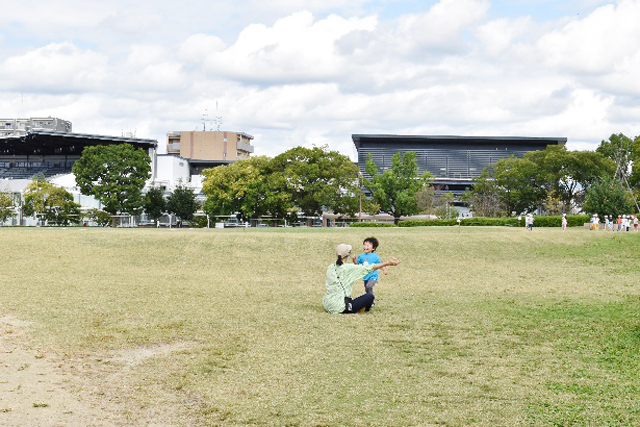 梅小路公園の芝生広場