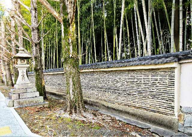 今宮神社参道との間の土塀