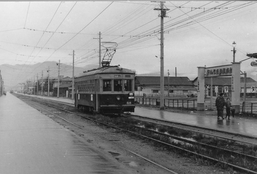 デルタ自動車教習所の前を行く梅津線の電車