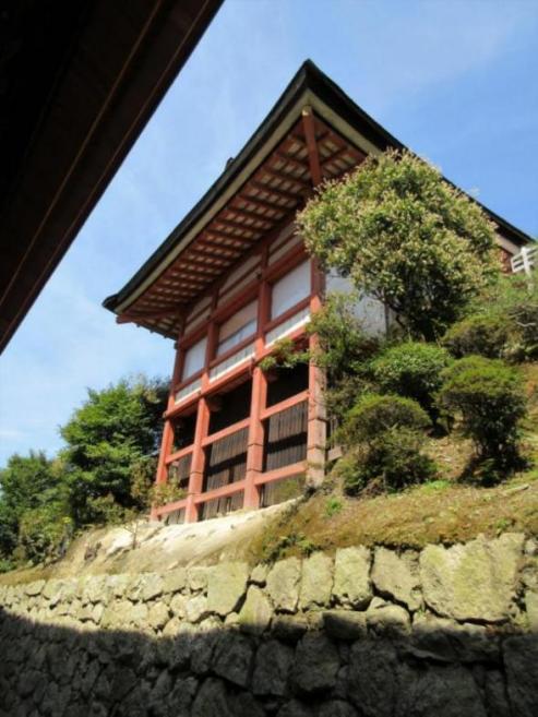 清水寺本堂北側の地主神社本殿の懸けづくり