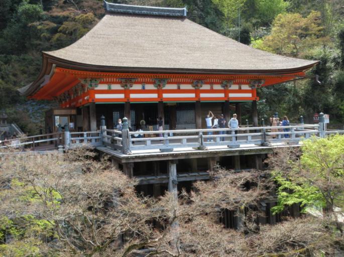 音羽の滝の真上に建つ奥の院