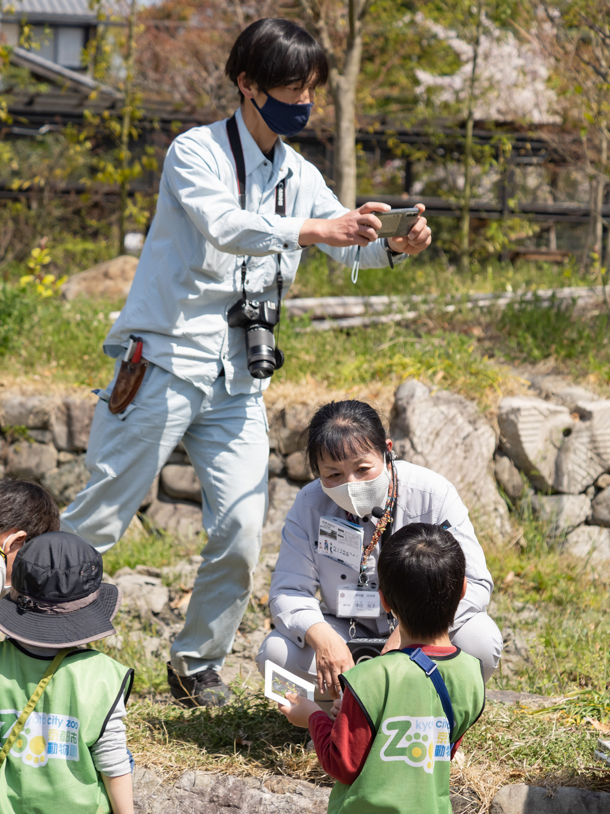 京都府立植物園の職員の平塚 健一さん（左）と津田 桂子さん（右）が子供達の質問に答える