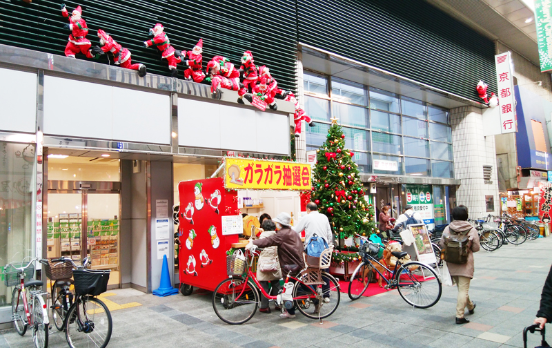 商店街に飾られているサンタさん