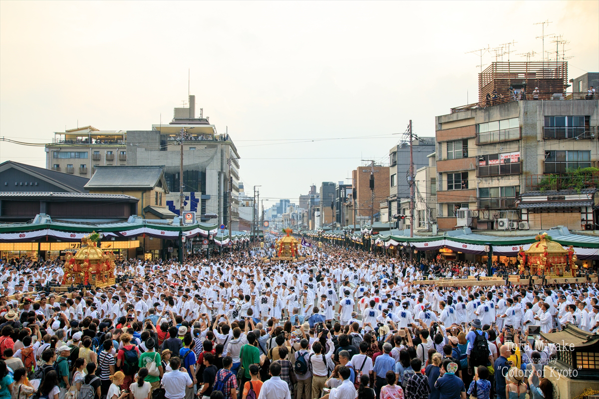 7月17日石段下に集結した三基の神輿