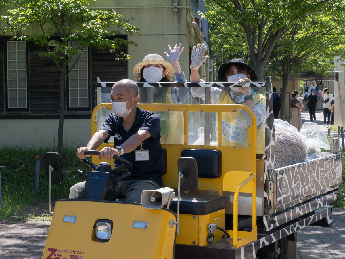 園内運搬トラックの荷台に乗せてもらった参加者