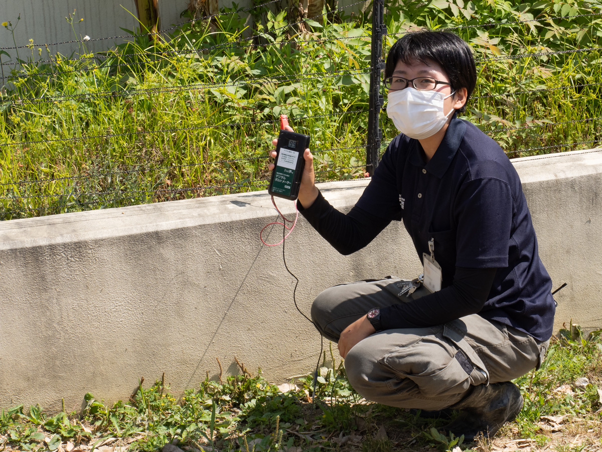 電子柵のチェックをする折戸さん