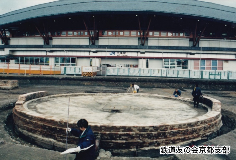 西側の駅前広場付近に出土した京都鉄道時代の転車台の跡