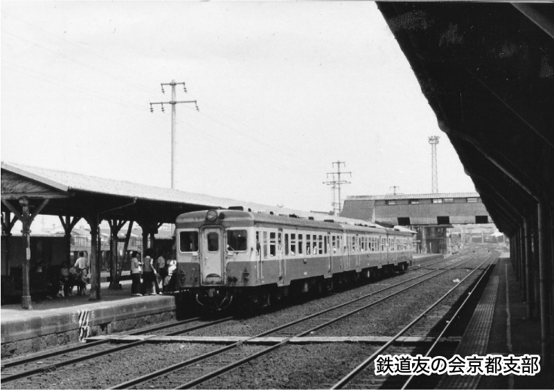 2番線から亀岡方面に向かうディーゼルカー（昭和47年）