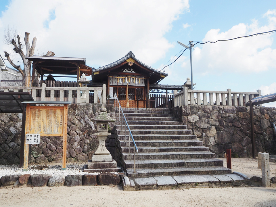 石垣に囲まれた櫟谷七野神社