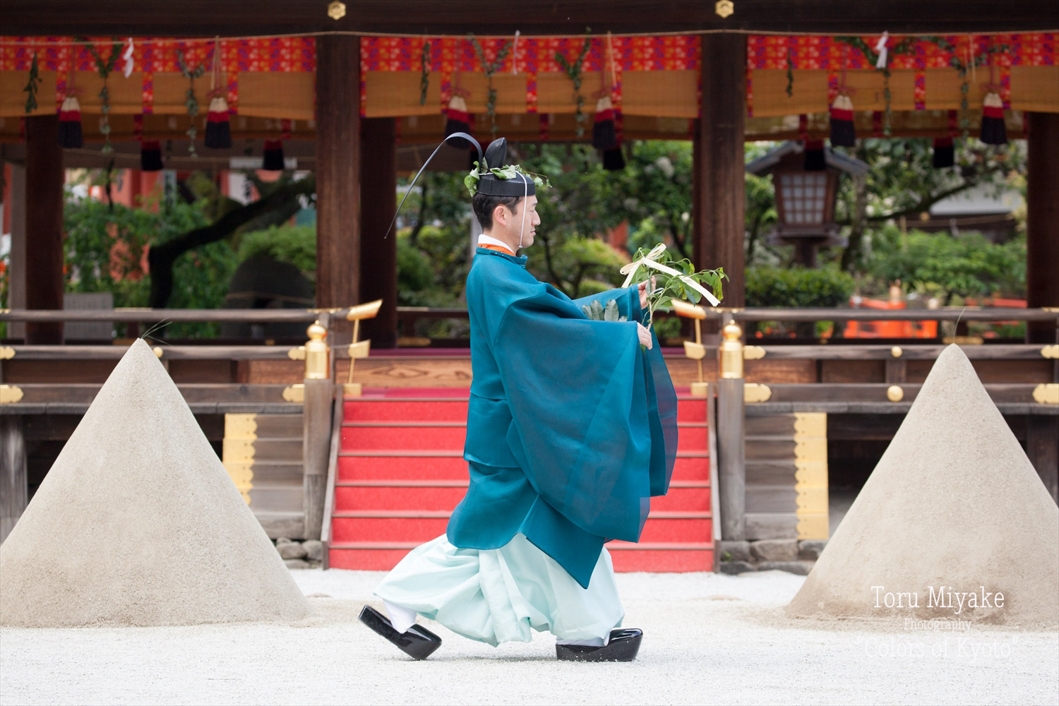 葵祭こと「賀茂祭」より。参列者は葵と桂の葉を身につける。