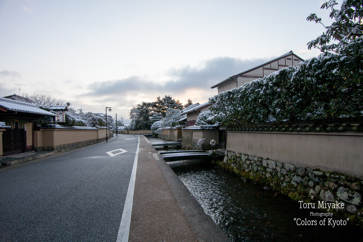 冬の日の上賀茂社家町の景観。