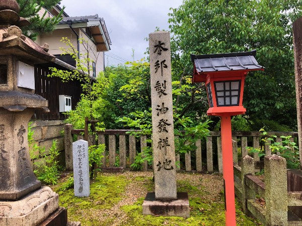 製油発祥の地の石碑