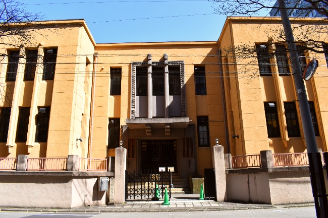 元龍池小学校　本館正面