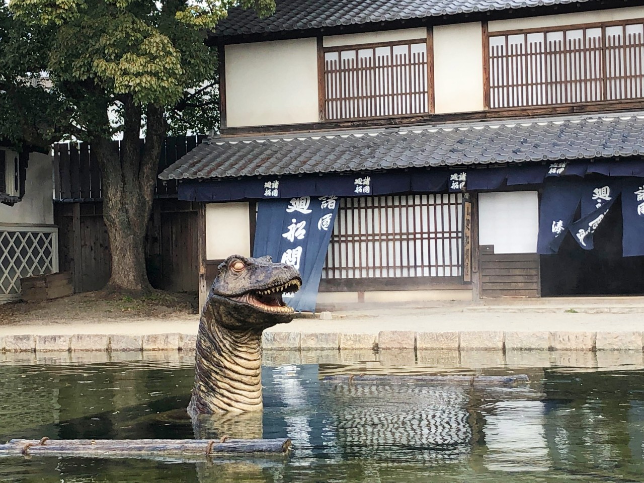 水中から顔を出すなつかしの怪獣